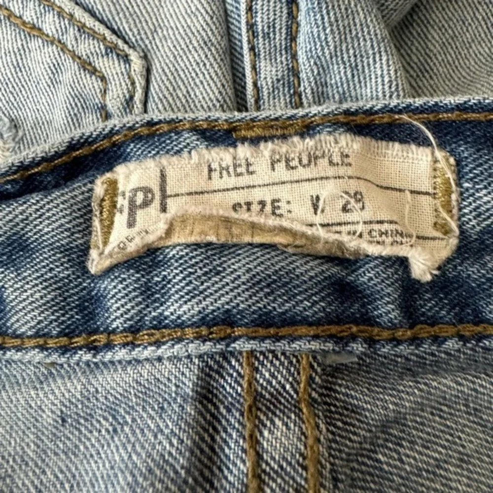 Free People Runaway Jillian Cut Off Button Fly Raw Hem‎ Jean Shorts Size W 28